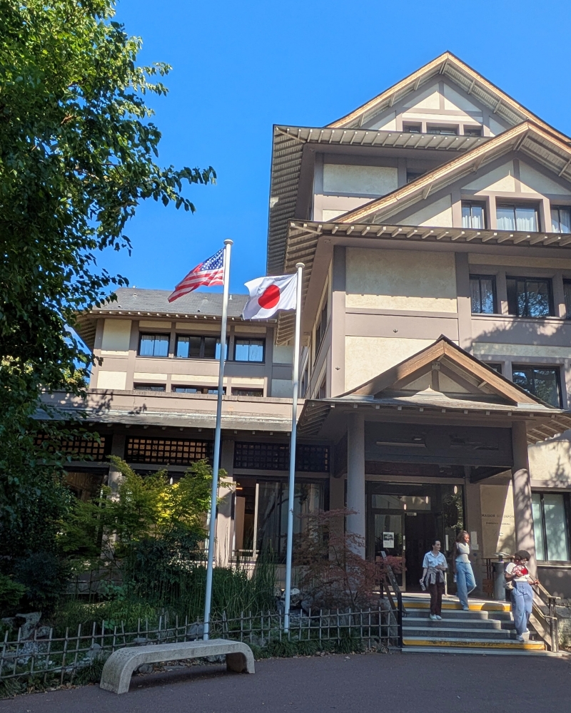 Drapeaux américain et japonais flottant devant la Maison du Japon