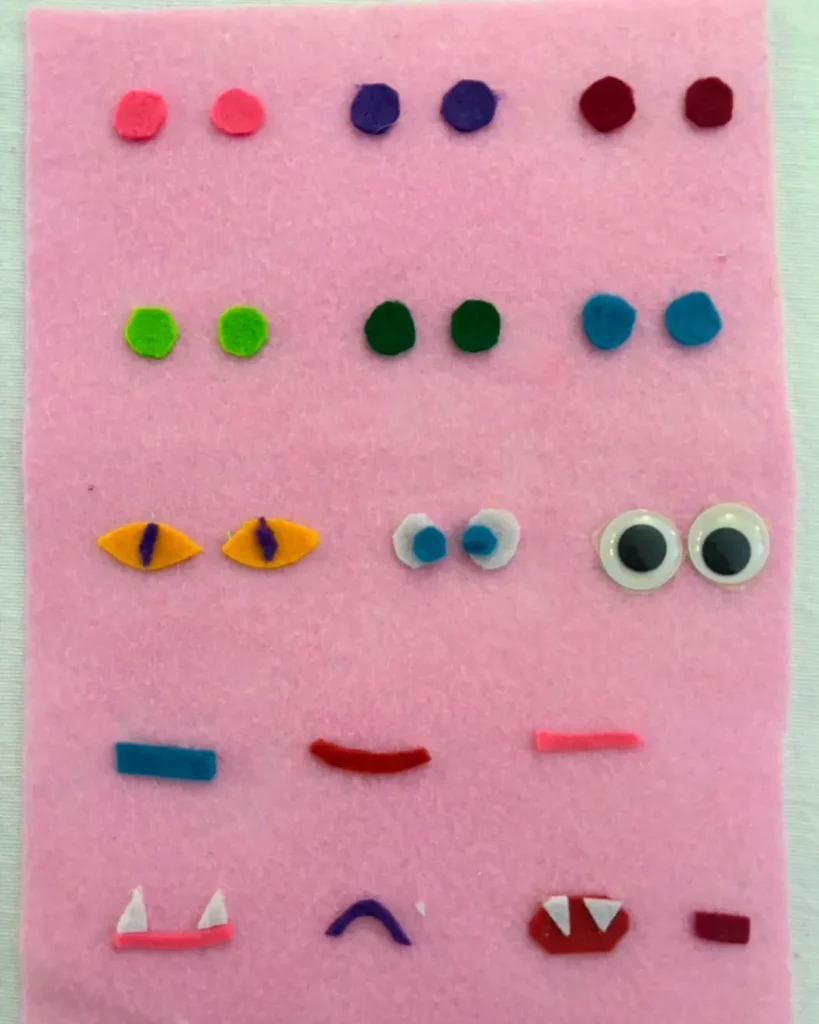 Des échantillons d'yeux et de bouches de poupées pour l'atelier de tissage.