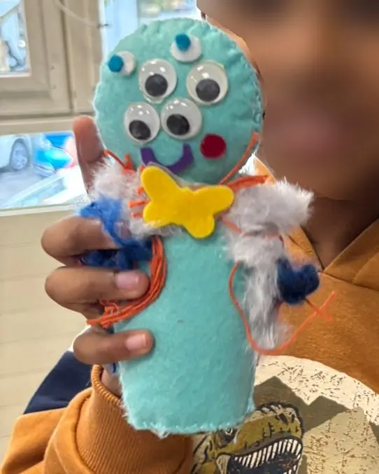 Une poupée avec six yeux.